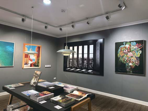 Gallery and commercial interior application using UNIFITTING display hardware