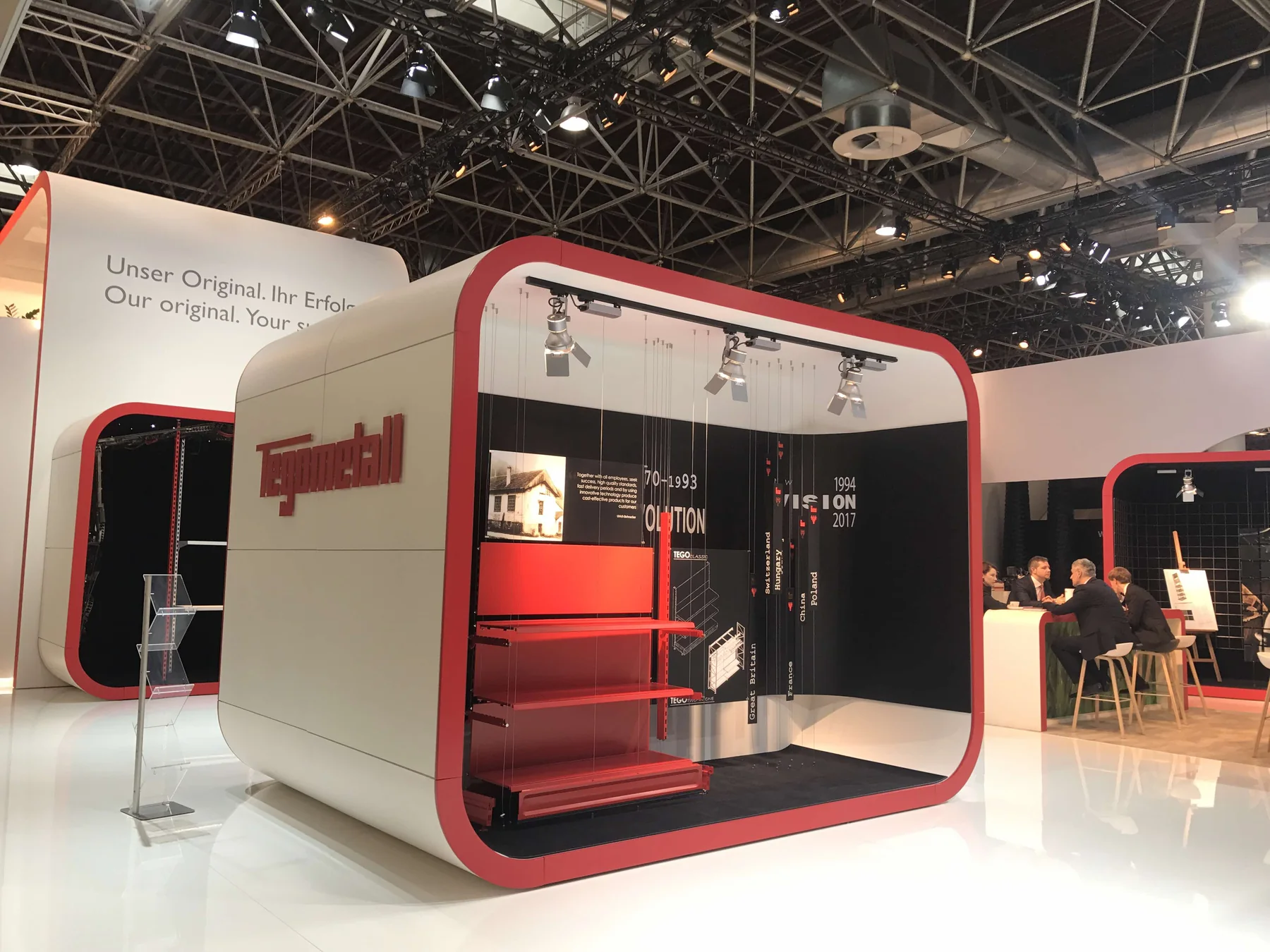 UNIFITTING cable display system installed at a EuroShop exhibition booth in Germany